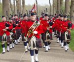 Royal Canadian Mounted Police Pipes, Drums & Dancers bezoeken Lingewaard
